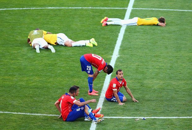 
                <strong>Brasilien vs. Chile (4:3 n.E.): Spieler völlig kaputt</strong><br>
                Wer hat hier eigentlich gewonnen und wer verloren? Auf dem Bild ist es gar nicht so eindeutig. Jedenfalls sind alle enorm erschöpft.
              