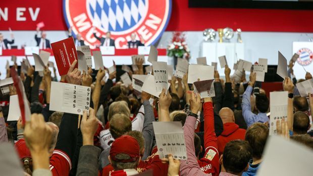 
                <strong>Mitglieder</strong><br>
                Insgesamt 284.041 Mitglieder (Stand Juni 2017) machen den FC Bayern zum mitgliederstärksten Sportsverein der Welt. Während bei den Münchnern Fans die Mitgliedschaft offen steht, hat RB Leipzig lediglich rund  Mitglieder. Von diesen sind aber nur 17 stimmberechtigt - die wiederrum alle in gewisser Weise mit Red Bull in Verbindung stehen.
              