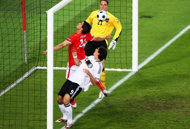 
                <strong>Mario Gomez: Zwischen Tormaschine und Chancentod</strong><br>
                Das schwierige Verhältnis zwischen Gomez und den deutschen Fans hat seinen Ursprung in der EM 2008. Im Spiel gegen Co.-Gastgeber Österreich versemmelt der Nationalstürmer beim Stand von 0:0 eine riesige Chance. 
              