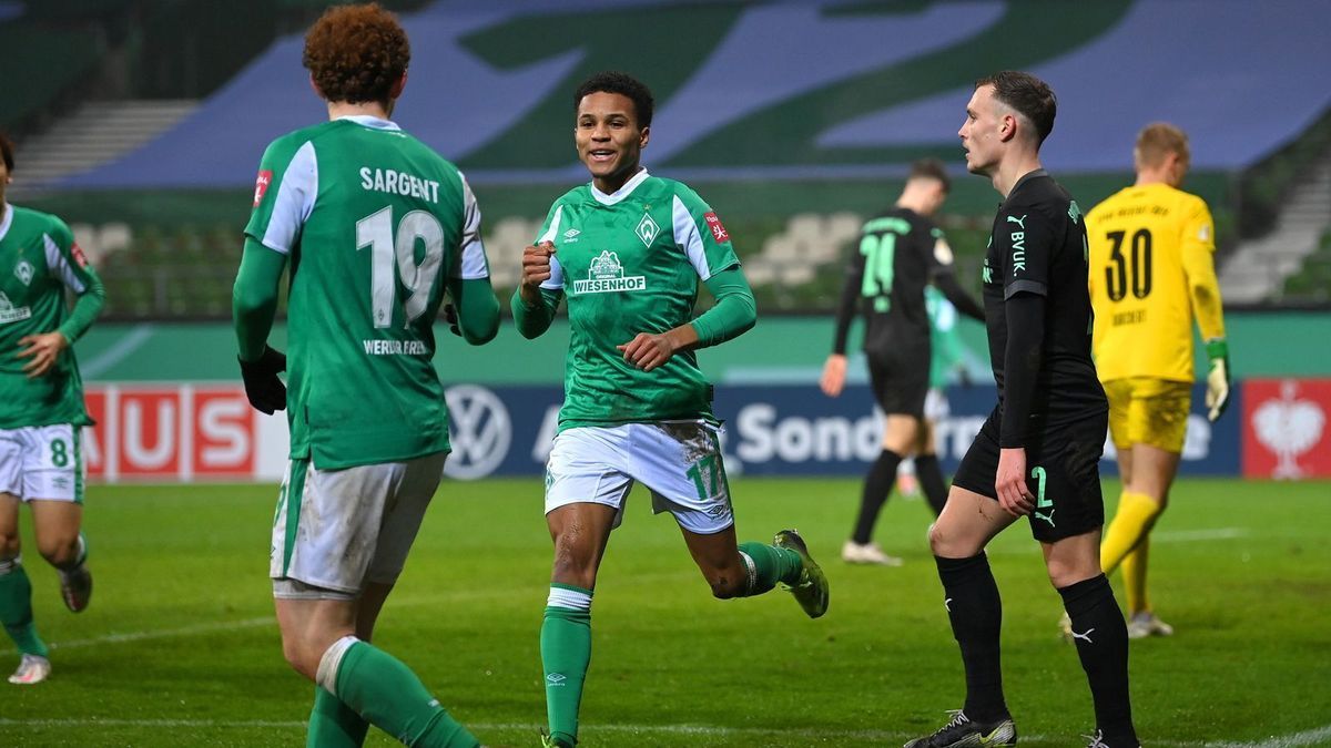 Mit Werder souverän im Viertelfinale: Torschütze Felix Agu