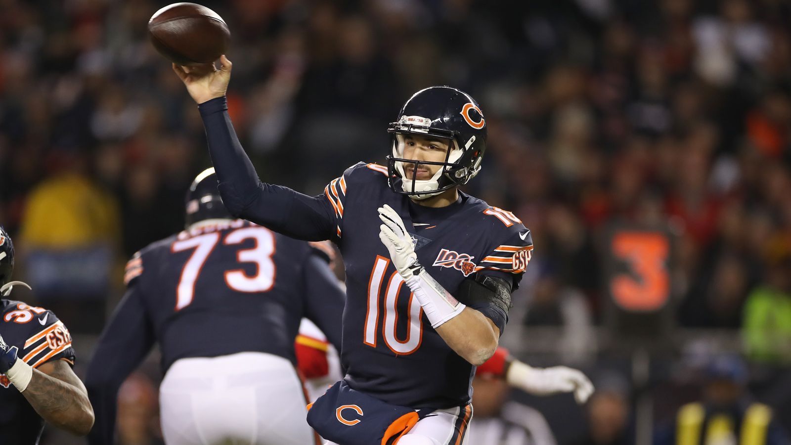 
                <strong>Chicago Bears – die Ausgangssituation </strong><br>
                Die Chicago Bears haben vergangene Saison mit einer 8-8-Bilanz die Playoffs verpasst. Die Offense belegte Platz 29 der NFL, die Defense dafür Platz 8. Viel Kritik musste Quarterback Mitchell Trubisky (Foto) einstecken, der den Anforderungen eines Nummer-2-Picks bislang nie gerecht wurde. In Nick Foles, einem einstigen Super-Bowl-MVP, bekam er namhafte Konkurrenz. Eine weitere populäre Verpflichtung ist Tight End Jimmy Graham von den Green Bay Packers – auch wenn dieser bereits über seinen Zenit hinaus ist.
              