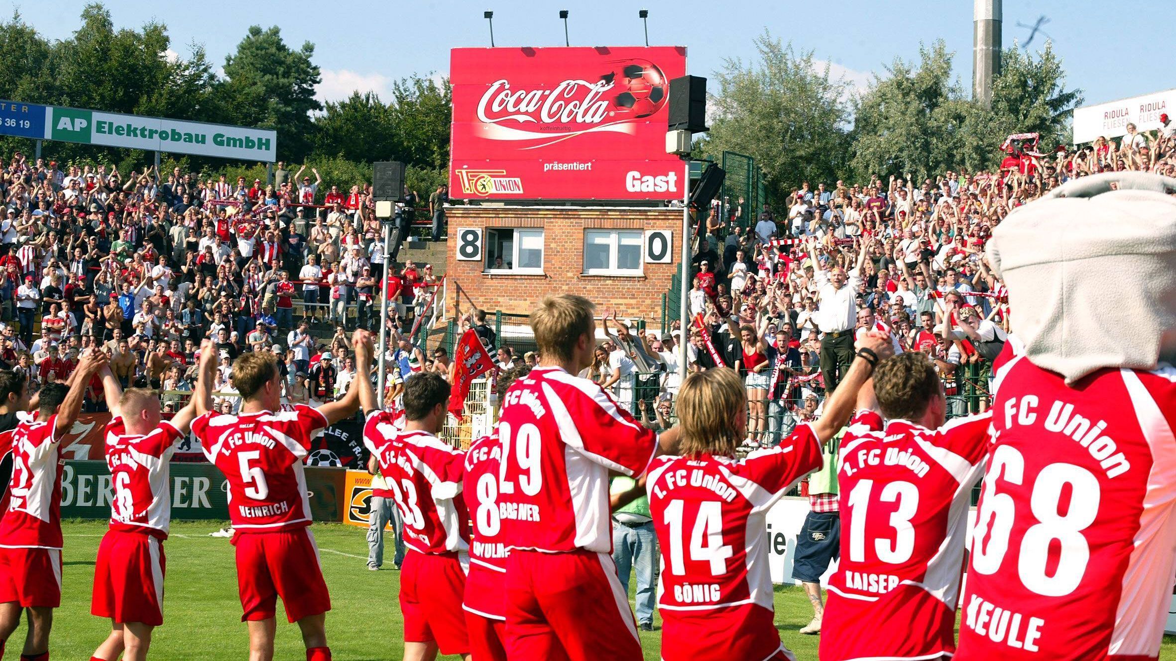 
                <strong>Jahre mit Höhen und Tiefen</strong><br>
                Nach drei Zweitliga-Jahren mussten die Unioner bereits wieder den Gang in die Drittklassigkeit antreten. Doch damit nicht genug. Die Eisernen wurden in der Folgesaison bis in die Oberliga durchgereicht. 2005 befand sich der Ost-Klub am Tiefpunkt der jüngeren Vereinsgeschichte. Bergauf ging es allerdings direkt im Jahr darauf unter Trainer Christian Schreier, der den Klub postwendend wieder in die dritthöchste Spielklasse führte.
              