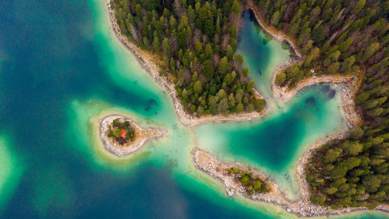 Willkommen in der deutschen Karibik, denn so wird der Eibsee auch genannt. Der See mit den kleinen Inselchen und türkis-blauem Wasser liegt unterhalb der Zugspitze, Deutschlands höchstem Gipfel, in Bayern.