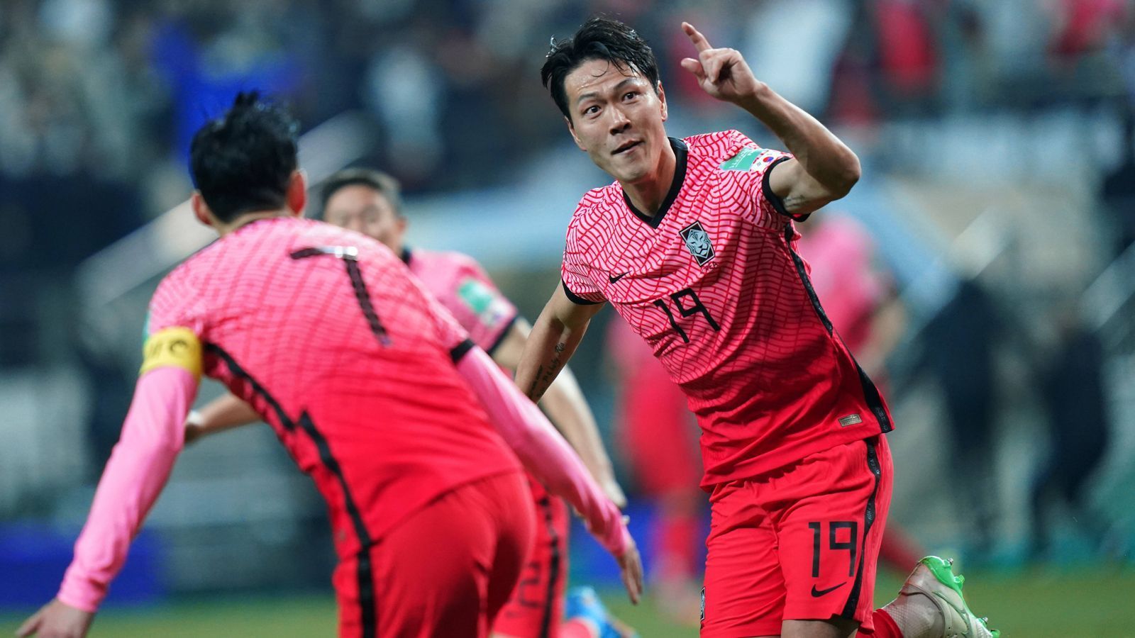 
                <strong>Südkorea</strong><br>
                Südkorea ist bereits seit Anfang Februar für die Weltmeisterschaft in Katar qualifiziert. Die Koreaner sicherten sich durch einen 2:0-Auswärtssieg gegen Syrien das WM-Ticket. Für die Tore sorgten die beiden ehemaligen Bundesligaprofis Jin-Su Kim (1899 Hoffenheim) und Chang-Hoon Kwon (SC Freiburg). Zum zehnten Mal in Folge wird Südkorea um Superstar Heung-Min Son somit an einer WM teilnehmen.
              