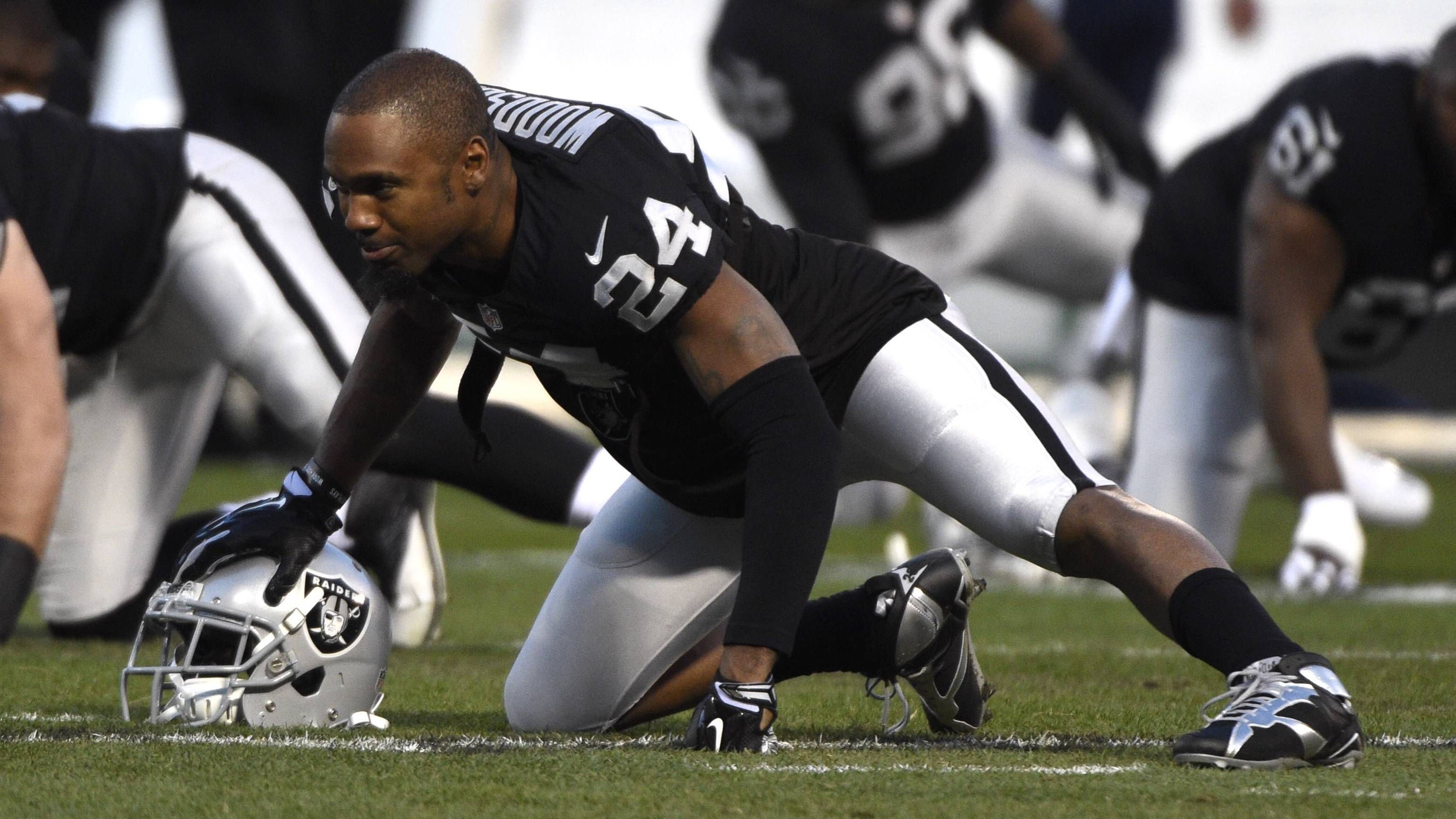 <strong>24: Charles Woodson</strong><br>Teams: Oakland Raiders, Green Bay Packers<br> Position: Cornerback, Safety<br>Erfolge: Super-Bowl-Champion 2011, neunmaliger Pro Bowler, 1998 NFL Defensive Rookie of the Year, 2009 NFL Defensive Player of the Year<br>Honorable Mentions: Darrelle Revis, Champ Bailey, Marshawn Lynch, Ty Law