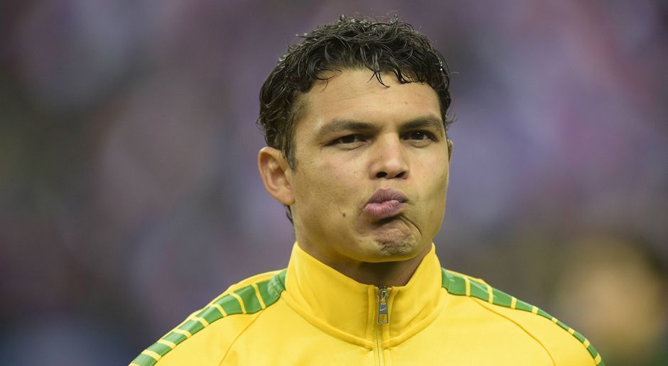 
                <strong>Thiago Silva</strong><br>
                Thiago Silva: Als Kapitän der Selecao blieb dem Innenverteidiger aufgrund einer Gelbsperre im WM-Halbfinale gegen Deutschland 2014 nur die Rolle des Zuschauers. Nach dem bitteren 1:7 verlor Silva das Amt des Spielführers an Neymar und stand zuletzt im Juni 2015 für Brasilien auf dem Platz. Für die WM-Qualifikationsspiele im Oktober zählt der PSG-Profi nun erstmals wieder zum Kader. Sollte er es auch für das Turnier in Russland ins Team schaffen, könnte für den dann 34-Jährigen danach ebenfalls der Zeitpunkt für den Selecao-Rücktritt gekommen sein. 
              