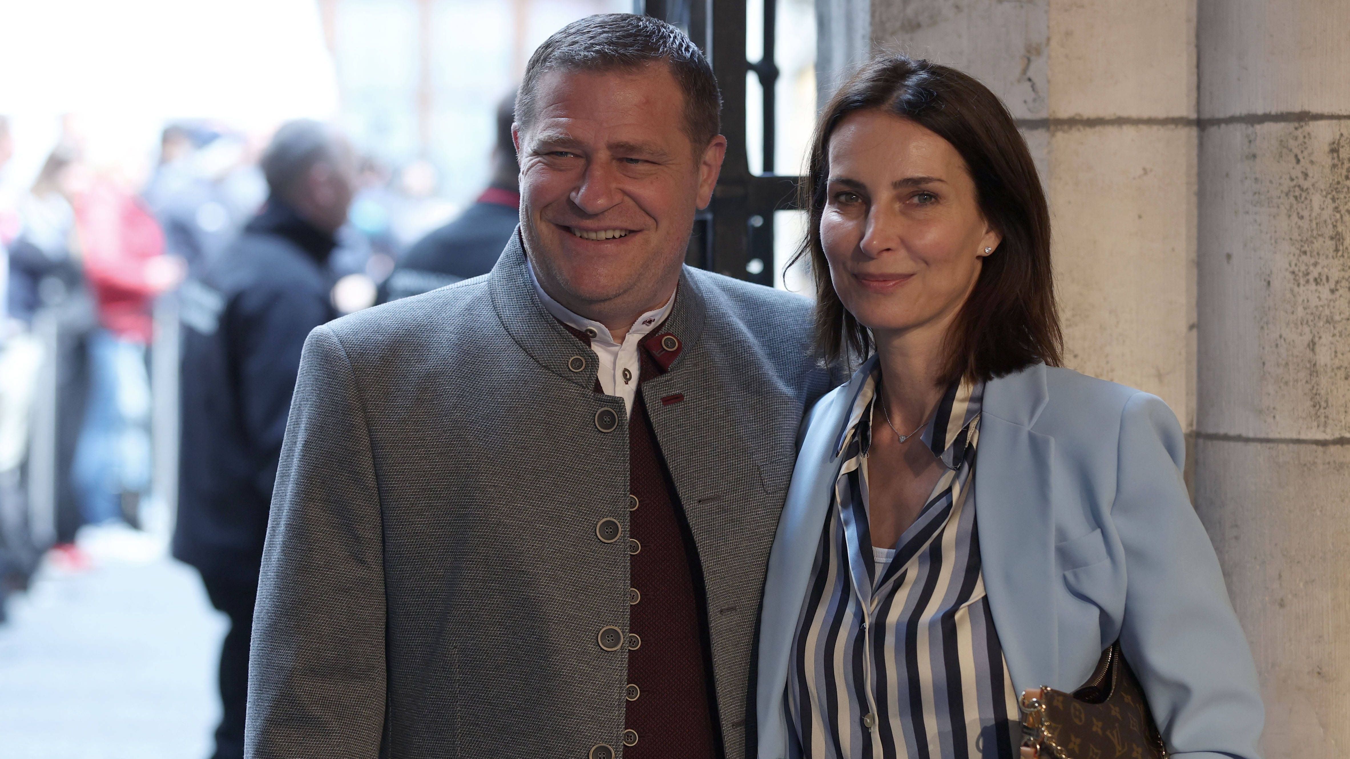<strong>Die besten Bilder der Bayern-Meisterfeier</strong><br>Sportvorstand Max Eberl und Ehefrau Natascha Fruscella kommen als erste am Rathaus an.