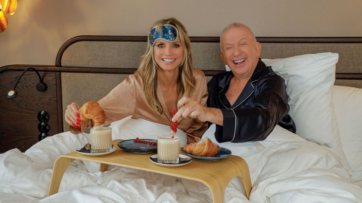 Französisches Frühstick im Bett: Heidi Klum mit Überraschungsgast Jean Paul Gaultier am Morgen.