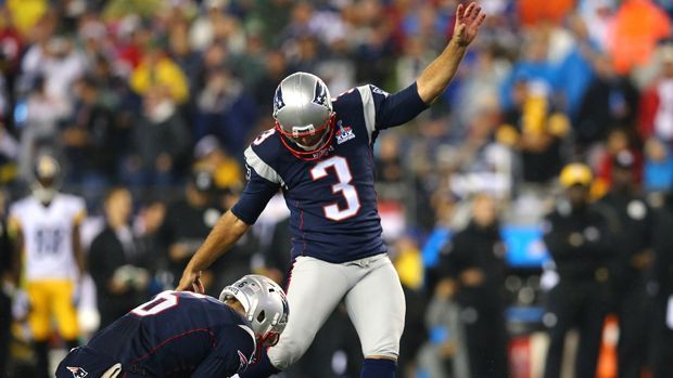 
                <strong>Gostkowski kickt sich zum Rekord</strong><br>
                Stephen Gostkowski: Der Kicker der New England Patriots erzielte 423 aufeinanderfolgende Extra-Punkte! Im Klartext: 423 Mal in Folge hat er nach einem Touchdown für den Zusatz-Punkt gesorgt - das hat vor ihm noch keiner geschafft!
              