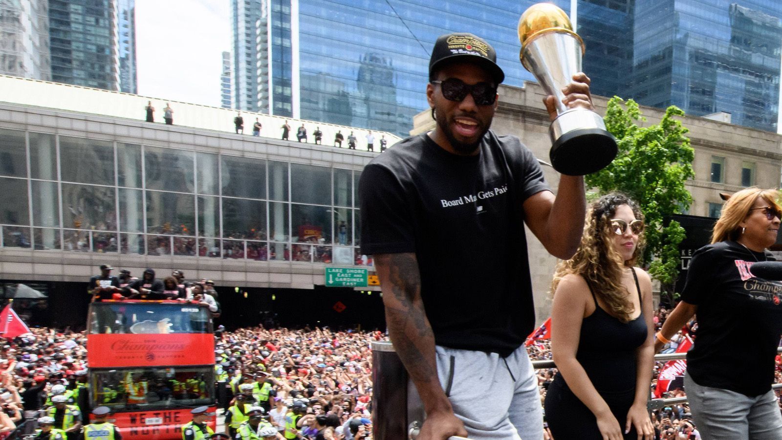 
                <strong>Toronto empfängt Leonard</strong><br>
                Am 11. Dezember ist es soweit. Der amtierende Meister empfängt den amtierenden Finals MVP. Klingt seltsam, ist aber so. Kawhi Leonard ist der erste Spieler der NBA-Geschichte, der als Finals MVP seinen Klub im nächsten Sommer verließ. Die Fans der Toronto Raptors werden den Superstar dennoch sicherlich mit viel Applaus empfangen.
              