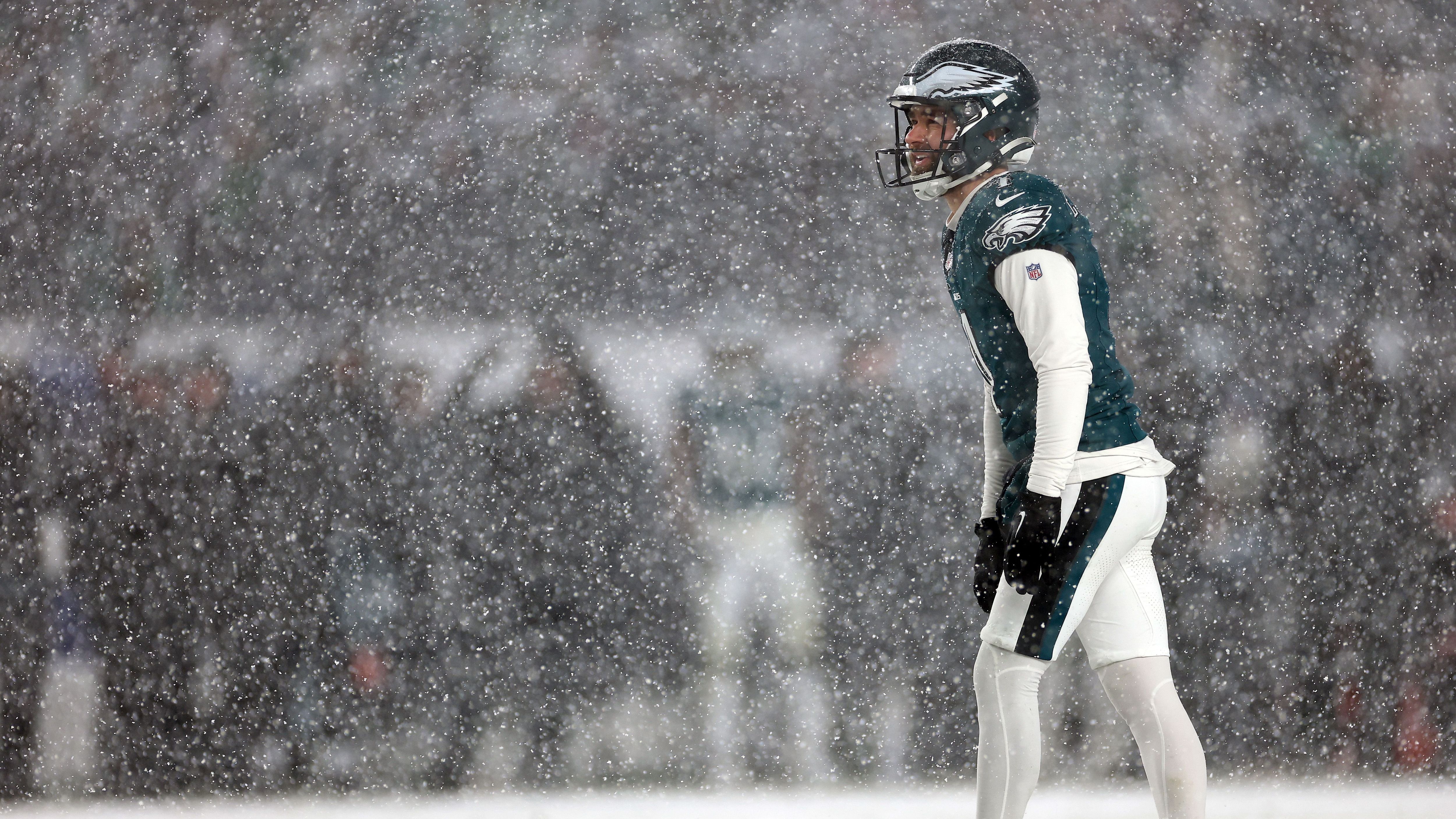 <strong>Philadelphia Eagles verkaufen Schnee aus Playoff-Sieg</strong><br>Eine Dose kostet 50 Dollar, die Vorräte sind bereits ausverkauft. Die Eagles schreiben dazu: "Durch die Konservierung und Authentifizierung des Schnees, der dieses monumentale Spiel umgab, wird den Fans eine einmalige Gelegenheit geboten, sich mit dem Playoff-Erlebnis zu verbinden wie nie zuvor."