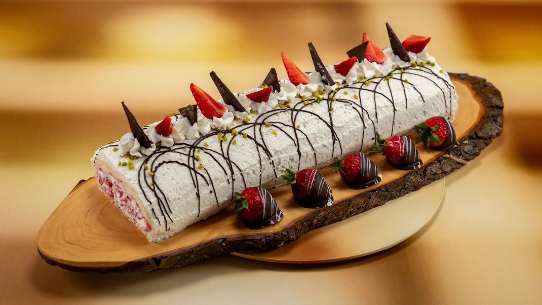 Vanille-Biskuit-Roulade mit Erdbeerkonfitüre, Vanille-Sahne und frischen Erdbeeren