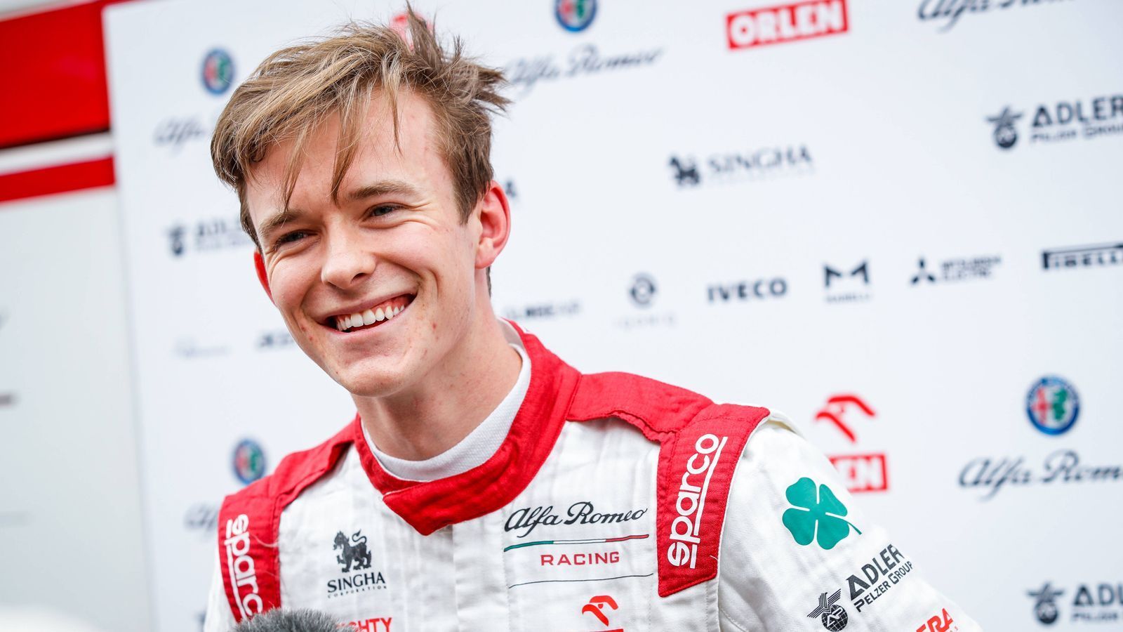 
                <strong>Callum Ilott</strong><br>
                Callum Ilott gehört dem Nachwuchsprogramm von Ferrari an, ist zudem Test- und Ersatzfahrer bei Alfa Romeo. Der 22-jährige Brite gewann 2020 in der Formel 2 die Vize-Meisterschaft hinter Mick Schumacher. Er sammelte in diesem Jahr Erfahrung in der nordamerikanischen IndyCar-Serie. Sollte Alfa Romeo ihm kein Angebot unterbreiten, könnte dort seine Zukunft liegen.   
              