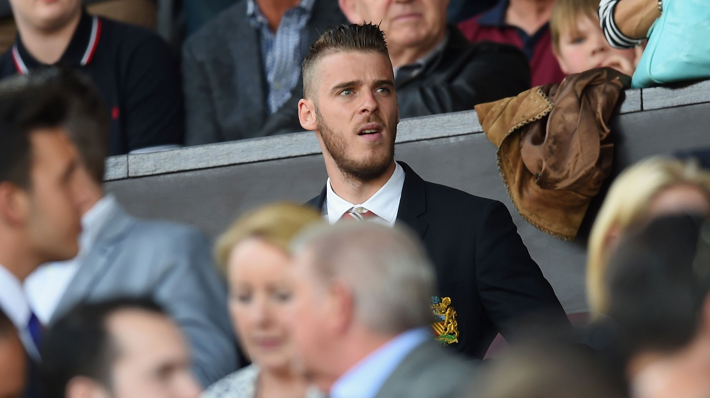
                <strong>David de Gea (Manchester United)</strong><br>
                David de Gea: Was für ein Hick-Hack um den Torhüter von Manchester United. Real will ihn, er will zu den Königlichen, nur kommt der Transfer nicht zustande. In letzter Minute einigen sich beide Vereine, doch die Unterlagen des Schlussmanns treffen zu spät beim spanischen Ligaverband ein. Heißt es. Folge: Transfer geplatzt!
              