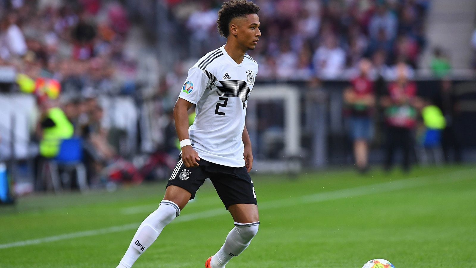 
                <strong>Thilo Kehrer (22)</strong><br>
                Auch der Außenverteidiger von PSG ist Jahrgang 1996 und damit noch für das EM-Turnier spielberechtigt. Allerdings ist der ehemalige Schalker im Kader der A-Mannschaft gesetzt und wird nicht zum Turnier nach Italien und San Marino reisen. Bei der U21 macht er neun Länderspiele. 
              