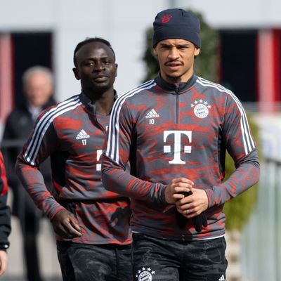 Die FC-Bayern-Profis Claudio Mané (l) und Leroy Sané
