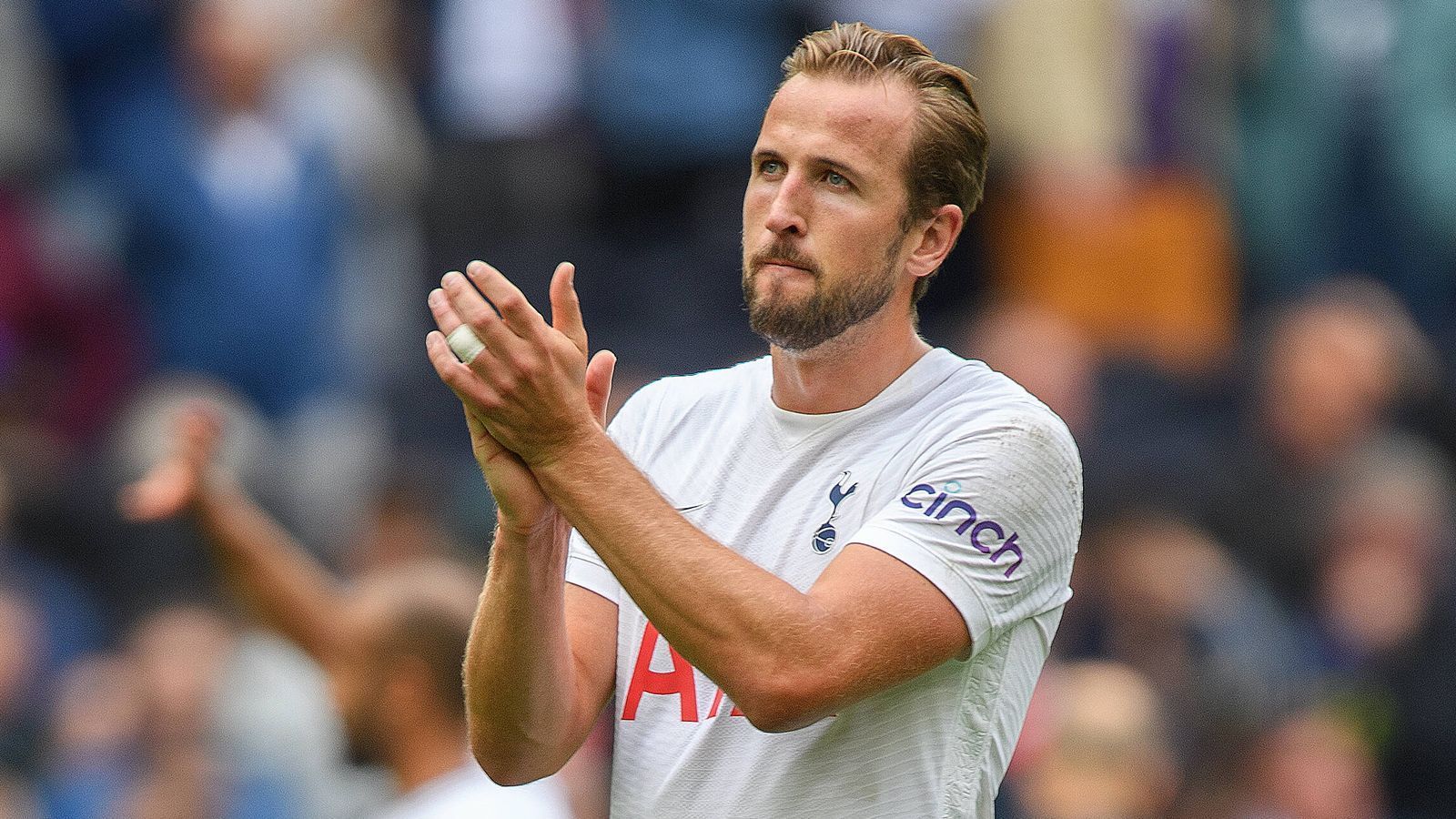 
                <strong>Platz 6: Tottenham Hotspur </strong><br>
                Tottenham weiß, wie sich die Dortmunder fühlen. Harry Kane steht nach langem Hin und Her immer noch im Kader der Spurs, dem Transfer-Drängen des Superstars konnte Stand gehalten werden. Die nennenswertesten Abgänge sind Toby Alderweireld und Erik Lamela. Dafür kamen die Top-Talente Bryan Gil, Emerson Royal und Pap Sarr nach Nord-London. Mit drei Siegen nach drei Spielen in der Premier League zeigen die Spurs, dass mit ihnen wieder zu rechnen ist. 
              