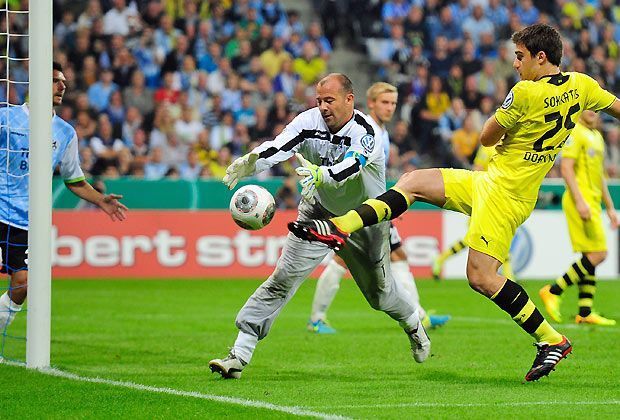 
                <strong>TSV 1860 München - Borussia Dortmund 0:2 n.V.</strong><br>
                Trotz seiner Überlegenheit kann der BVB zunächst kaum gute Chancen herausspielen. Die Löwen stehen unter Druck, verteidigen aber mit Leidenschaft. Die Gäste werden besser - scheitern aber am Aluminium oder am eigenen Unvermögen
              