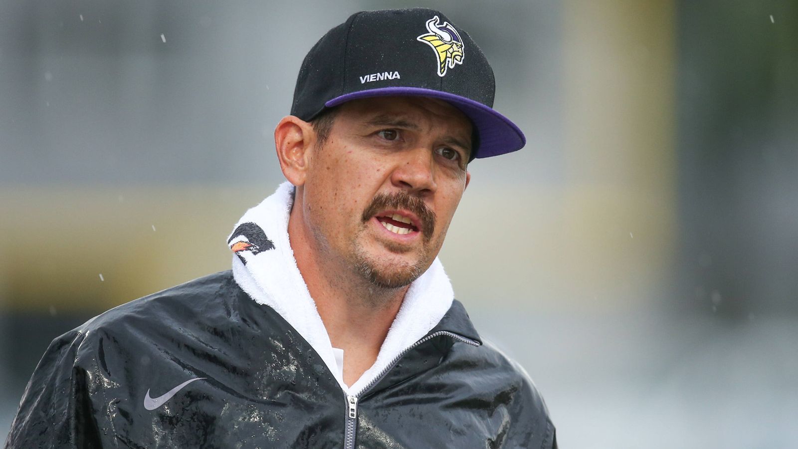 
                <strong>Der Head Coach der Vikings: Chris Calaycay - vom Quarterback zum Head Coach</strong><br>
                Von 1999 bis 2001 war Chris Calaycay selbst noch als Quarterback der Vienna Vikings aktiv, gewann drei Mal die Meisterschaft und einmal den Eurobowl. Später durchlief er verschiedene Trainerstationen bei der Franchise aus Wien, ehe er 2007 zum Head Coach ernannt wurde. Von 2006 bis 2011 sowie im Jahre 2014 war er zudem Defensive Coordinator der Nationalmannschaft von Österreich.    
              