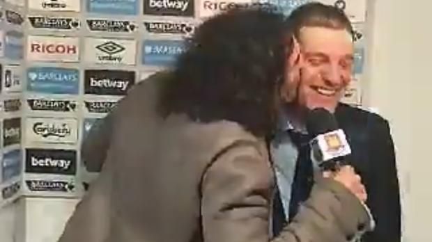 
                <strong>Russell Brand (West Ham United)</strong><br>
                … Nach dem Erfolgserlebnis bewies Brand sein schauspielerisches Talent und interviewte Trainer Slaven Bilic. Während des Gesprächs ließ der 40-Jährige seiner Freude freien Lauf und gab dem Coach zum Dank für die tolle Leistung ein Küsschen. "Das ist das Mindeste, was ich tun kann", sagte der prominente "Irons"-Fan.
              
