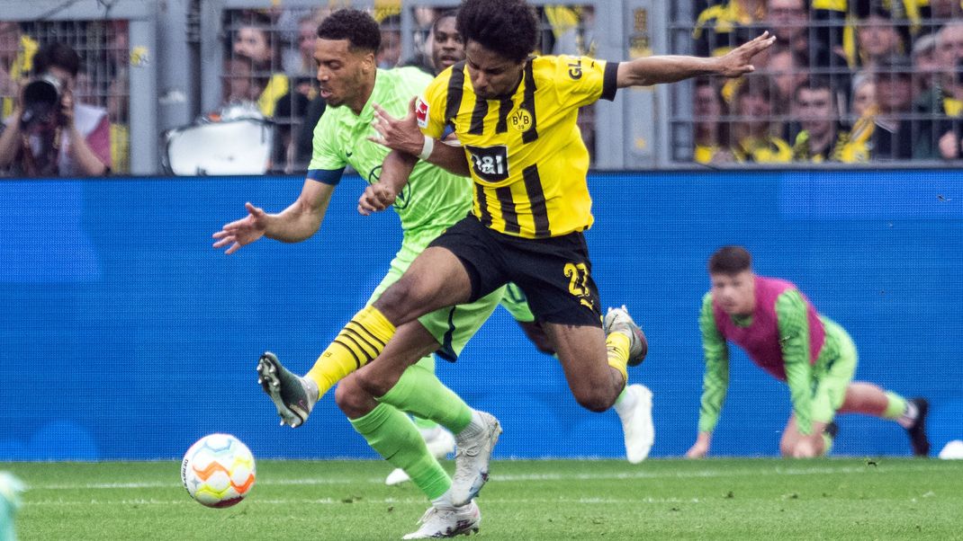 Felix Nmecha (l) im Duell mit Dortmunds Karim Adeyemi