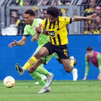 Felix Nmecha (l) im Duell mit Dortmunds Karim Adeyemi