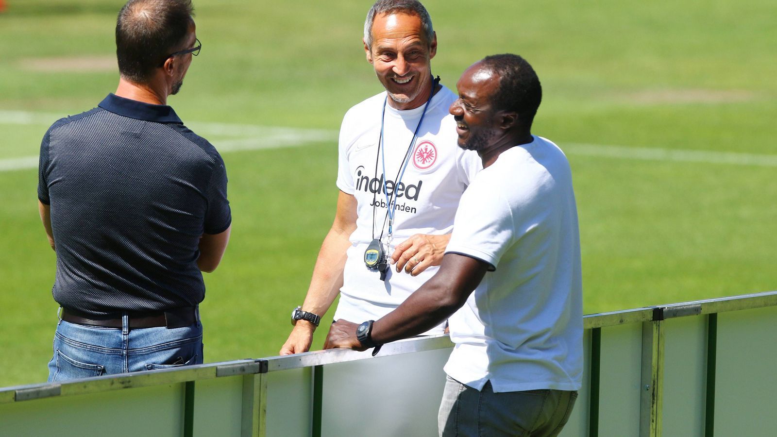 
                <strong>Eintracht Frankfurt: Chefscout Ben Manga (re.)</strong><br>
                Mit drei Bundesliga- und einem Zweitliga-Einsatz war der heutige Frankfurter Chefscout Ben Manga als Aktiver eher eine kleine Nummer im deutschen Profi-Fußball. Umso wichtiger aber ist heute das gute Auge des 46-Jährigen für talentierte Fußballer. Der Ex-Verteidiger aus Äquatorialguinea hat bei Alemannia Aachen, in Hoffenheim und Stuttgart als Scout gearbeitet und sich in der Branche einen Namen gemacht. Seit 2016 hat Manga nun als Chefscout der Eintracht die Geschicke des Klubs in diesem Bereich in seinen Händen - und die Verantwortlichen dürften mit ihm sehr zufrieden sein. Zuletzt verlängerte Manga seinen Vertrag vorzeitig bis 2023. "Ich bin seit 15 Jahren im Geschäft und behaupte, dass ich mehr sehe als andere. Wenn einer drei Tore schießt, war er gut, das sieht jeder. Meine Aufgabe ist es, kleinste Sachen zu erkennen", sagte Manga einst der "Frankfurter Allgemeinen Zeitung" über seine Arbeit als Scout. 
              
