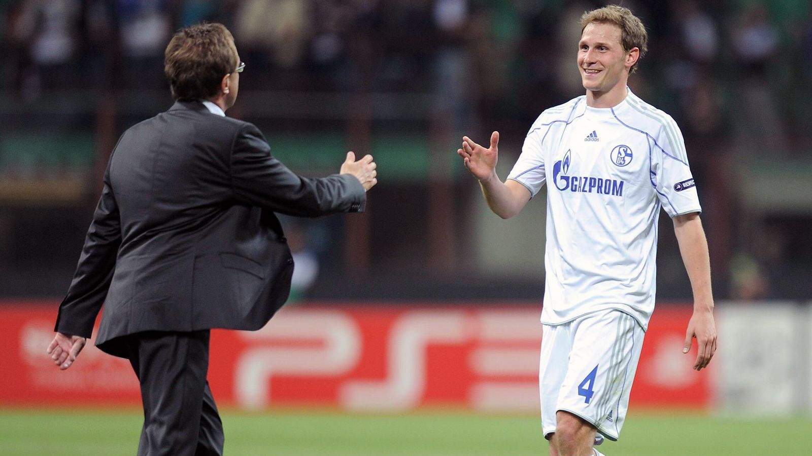 
                <strong>Abwehr - Benedikt Höwedes</strong><br>
                Auch der zweite Schalker Innenverteidiger bei der 5:2-Gala von Mailand war ein Eigengewächs: Benedikt Höwedes. Für den damals 23-Jährigen war das Spiel in Mailand eines seiner ersten internationalen Highlights, gut drei Jahre später gehörte der Innenverteidiger dann zum deutschen Weltmeister-Team von Rio. In weiterer Folge stieg Höwedes auf Schalke zum Kapitän und Führungsspieler auf, bis Domenico Tedesco sein Trainer wurde. Der heutige S04-Ex-Coach sortierte den Weltmeister 2017 doch etwas überraschend aus und nach einer Leihe zu Juventus Turin wechselte Höwedes 2018 zu Lok Moskau. Im Januar 2020 verhandelte Höwedes mit dem 1. FC Köln über eine Rückkehr in die Bundesliga, es kam jedoch zu keiner Einigung. Im Sommer 2020 beendete Höwedes etwas überraschend seine Laufbahn, danach war der 33-Jährige zuletzt TV-Experte bei "Sky".
              