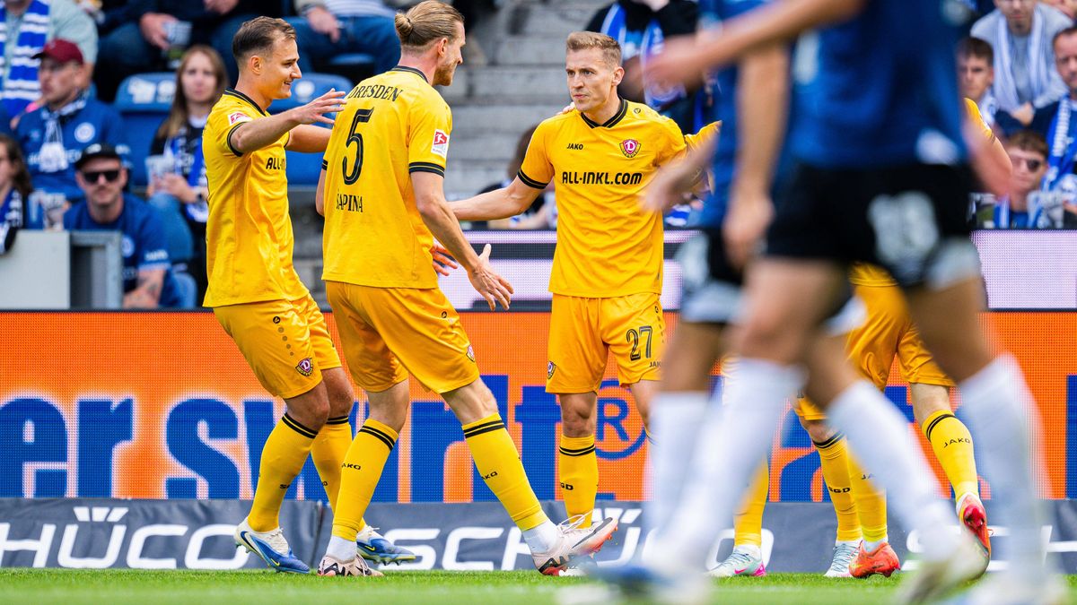 24.08.2025 - Fußball, 2025 2026, 2. Bundesliga, 3. Spieltag, DSC Arminia Bielefeld - SG Dynamo Dresden: (M) Niklas Hauptmann (Dresden) jubelt nach seinem Tor zum 0:1 mit (L-R) Jakob Lemmer (Dresden...