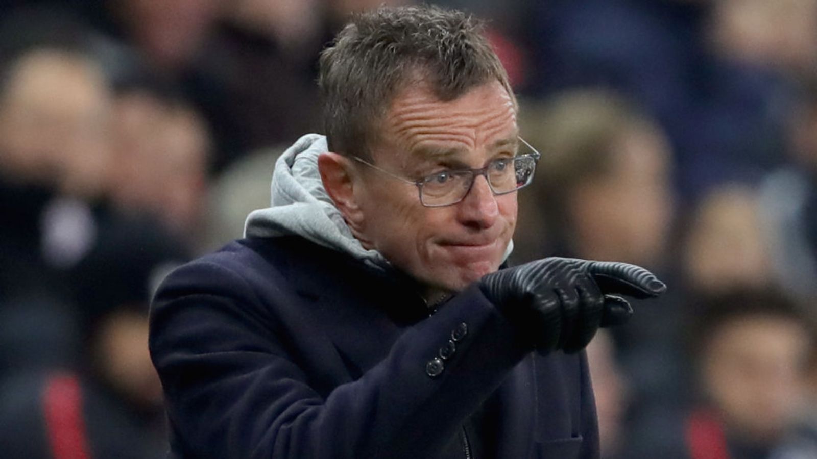 
                <strong>Ralf Rangnick</strong><br>
                Dieser trägt den Namen Ralf Rangnick. "Er ist frei. Er ist einer, der etwas aufbauen kann", äußerte sich Matthäus bei "Sky Sport News HD" über den ehemaligen Erfolgscoach von RB Leipzig, Schalke 04 und der TSG 1899 Hoffenheim. In der Tat genießt Rangnick in der Branche einen guten Ruf, ein Engagement an der Seitenlinie für den DFB wäre sein erstes als Nationaltrainer. Dass der 62-Jährige aber eher zu einem Job als Vereinscoach tendiert, unterstrich er jüngst im "Sportschau Club". "Ich würde gerne noch eine weitere schöne, große Aufgabe übernehmen, gerne auch bei einem Traditionsverein", so Rangnick.
              