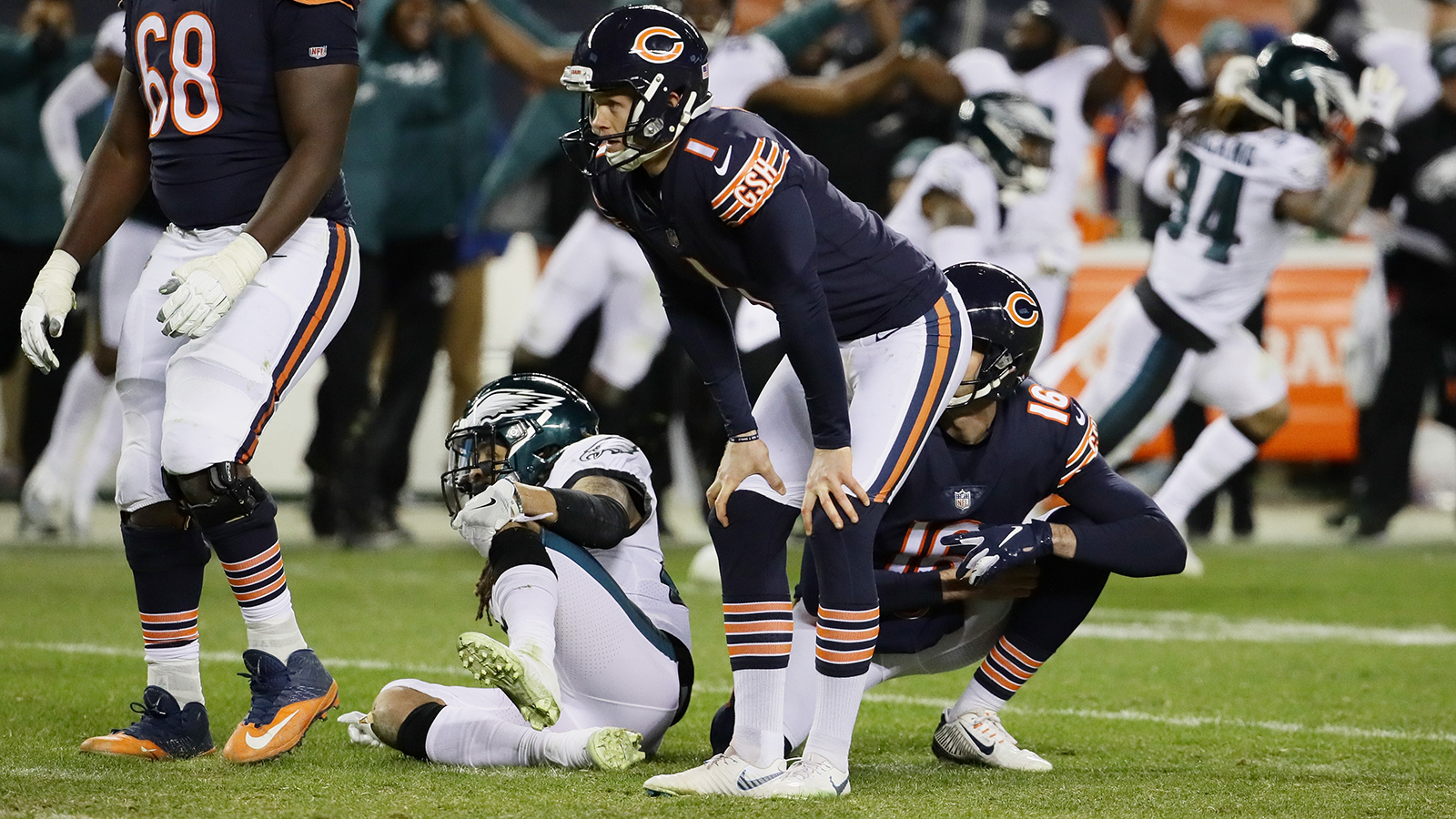 
                <strong>Cody Parkey (Chicago Bears)</strong><br>
                Der berühmte "Double-Doink", der für Parkey verheerende Folgen haben sollte! Der heute 30-Jährige hätte seine Ex-Franchise und Titelverteidiger Philadelphia per 43-Yard-FG aus den Playoffs werfen können. Aber: Hätte, hätte, Fahrradkette. Parkeys Versuch wurde von Treyvon Hester so unglücklich abgefälscht, dass der Football erst gegen den linken Pfosten, dann auf die Querstange und schließlich rausprallte.
              