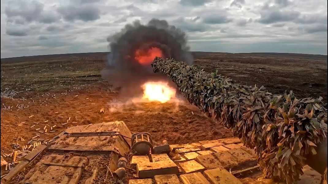 Auf diesem vom Pressedienst des russischen Verteidigungsministeriums veröffentlichten Video feuert ein russischer Panzer an einem ungenannten Ort in der Ukraine. 