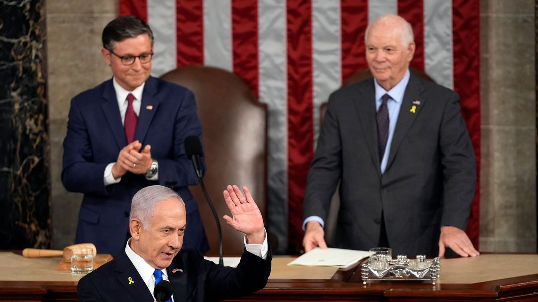 Der israelische Premierminister Benjamin Netanjahu (M) vor einer gemeinsamen Sitzung des Kongresses im Kapitol in Washington, während der Sprecher des Repräsentantenhauses, Mike Johnson (l), und der Vorsitzende des Senats für auswärtige Beziehungen, Ben Cardin zusehen.&nbsp;