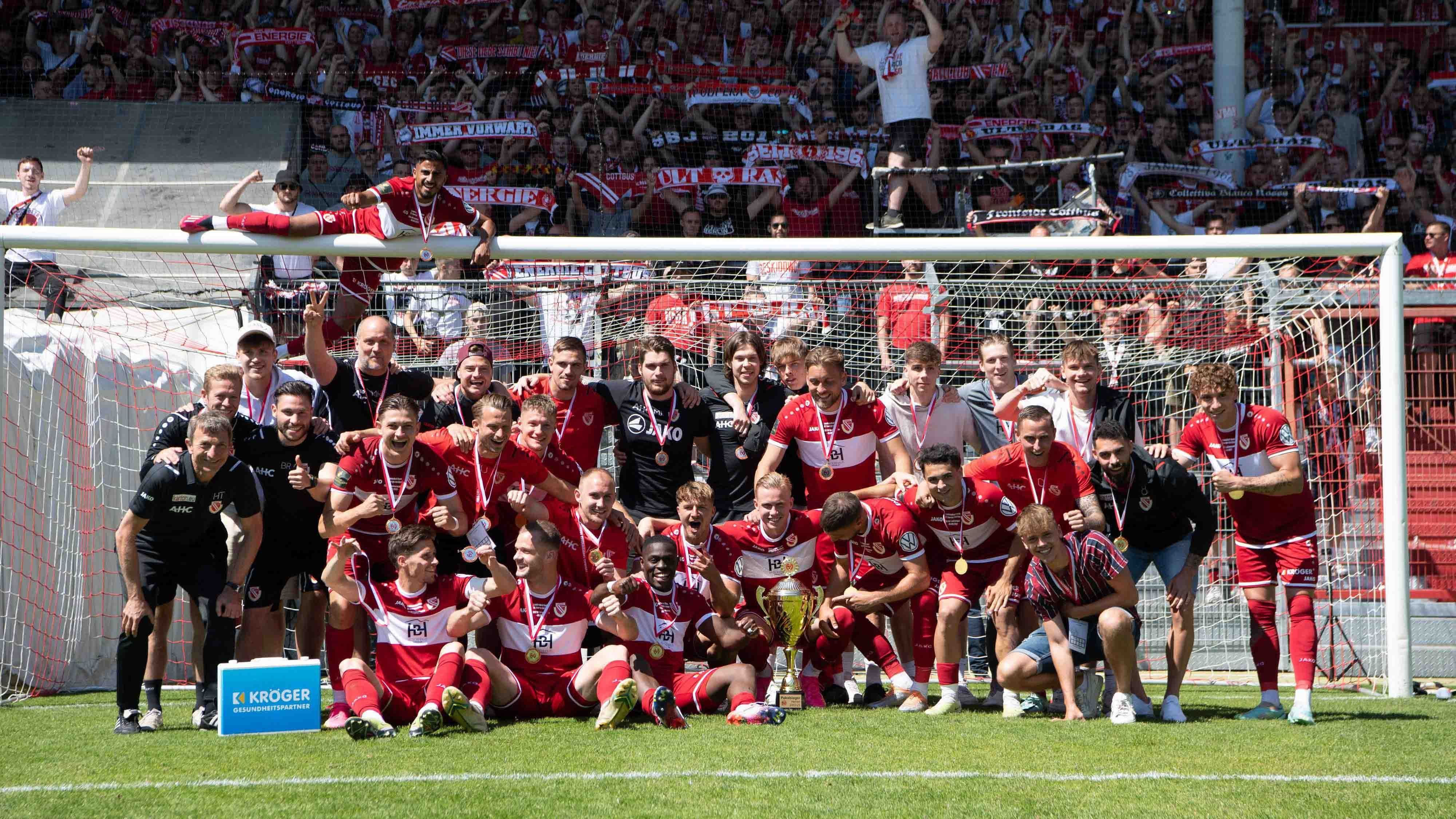 
                <strong>Brandenburg: Energie Cottbus</strong><br>
                Klare Sache für den Favoriten. Mit 4:1 gewinnt die Energie Cottbus gegen den FSV Luckenwalde und steht erneut im DFB-Pokal. Mit der Rückkehr in die 3. Liga wurde es allerdings nichts, in den Aufstiegs-Playoffs gegen die SpVgg Unterhaching gab es zwei Niederlagen.
              