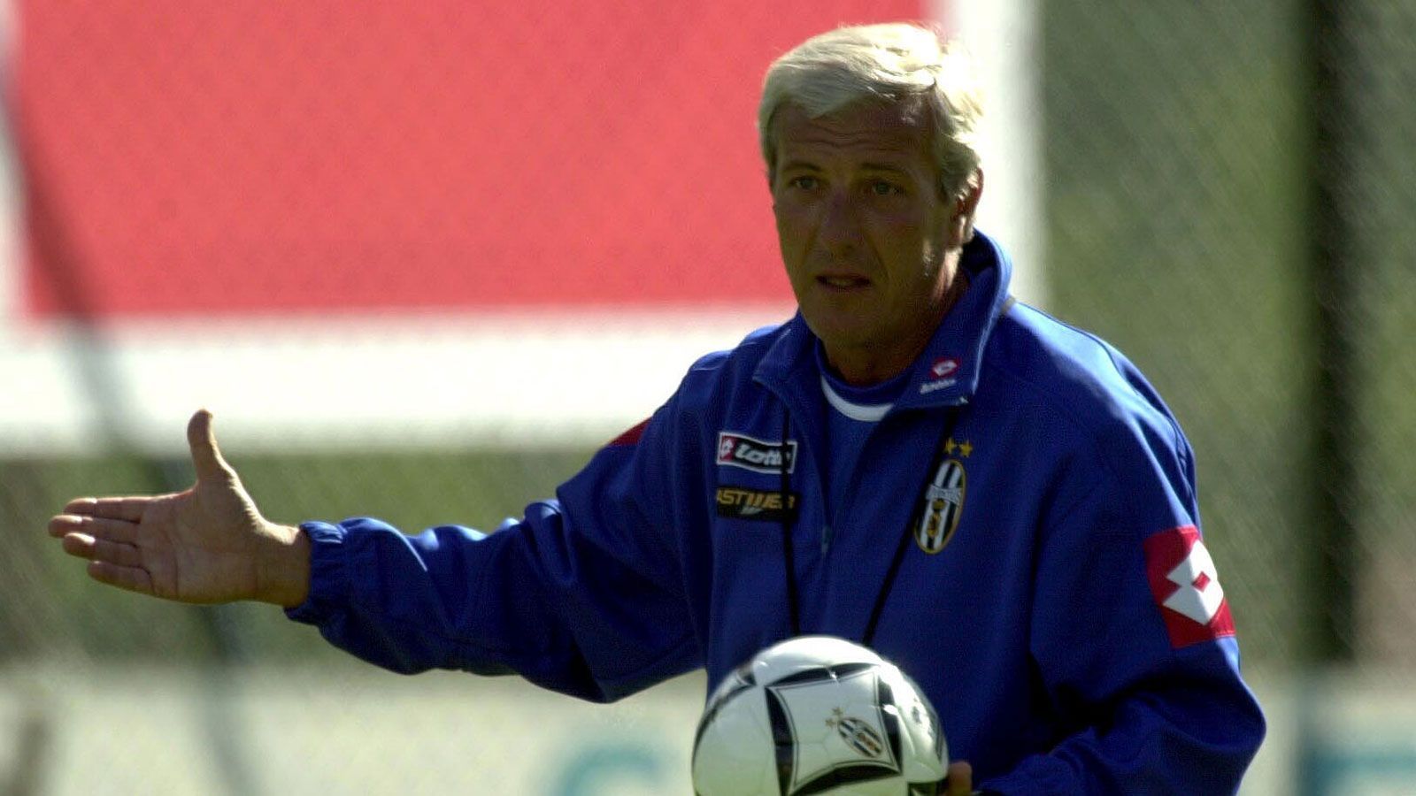 
                <strong>Marcello Lippi (Juventus Turin 1994-99, 2001-04)</strong><br>
                Dreimal italienischer Meister, ein Sieg in der Königsklasse und zwei weitere Champions-League-Finals. Marcello Lippis erste Amtszeit bei Juventus Turin war eine reine Erfolgsgeschichte. Die allerdings jäh endete. Aufgrund vieler Verletzter konnte Juve 98/99 die hohen Erwartungen nicht erfüllen. Lippi trat noch während der Saison zurück. Das hinderte ihn jedoch nicht daran, 2001 zurückzukehren. Es war eine gute Entscheidung. Lippi führte die alte Dame zu zwei Meistertiteln in Folge und erreichte 2003 das Finale der Champions League. Die folgende Saison verlief jedoch enttäuschend, so dass sein auslaufender Vertrag nicht mehr verlängert wurde.
              