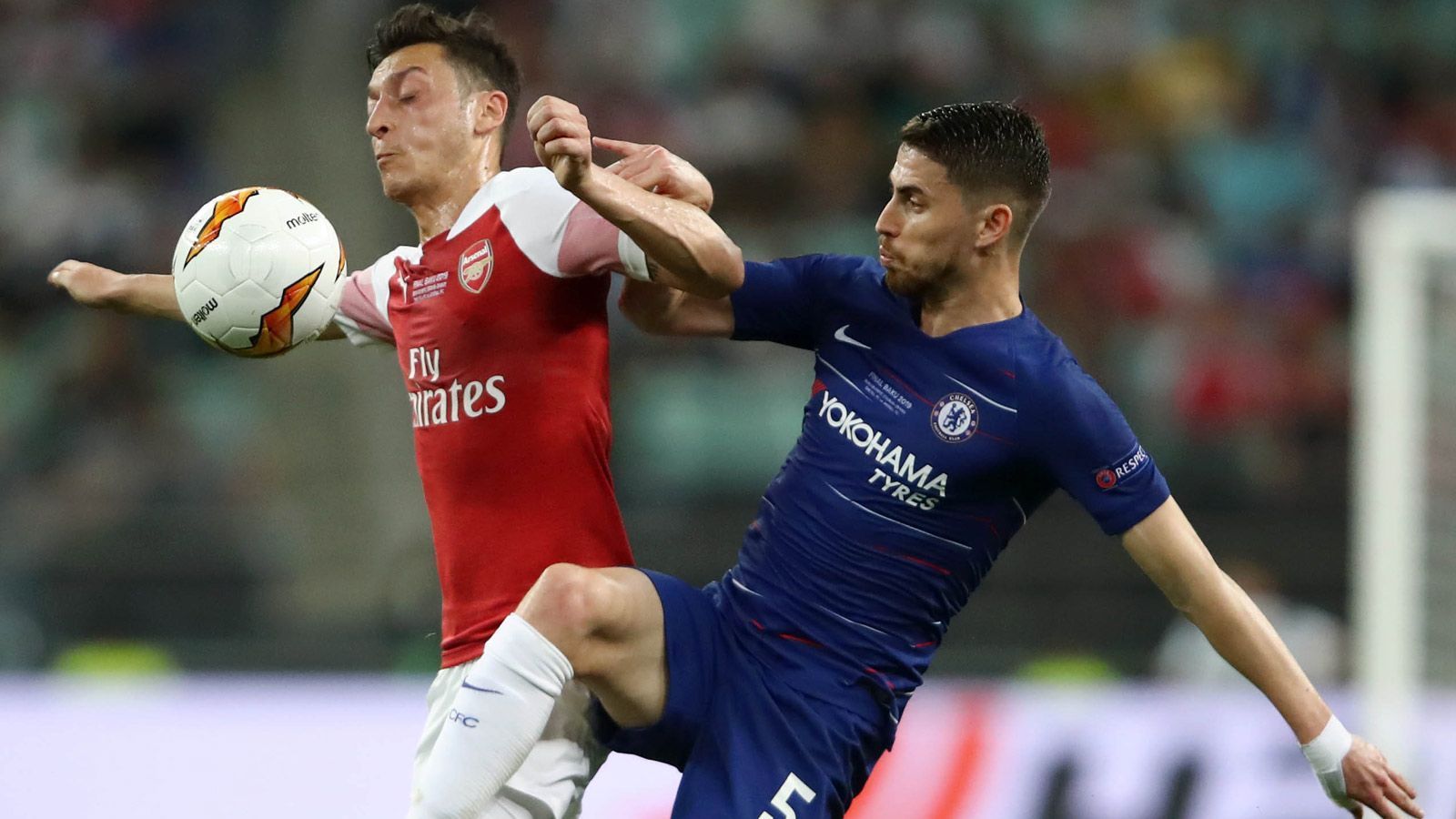 
                <strong>Mesut Özil</strong><br>
                Der Nationalspieler sucht öfter das Dribbling als gewohnt und setzt häufig nach. Die zündende Idee fehlt ihm allerdings, kann seine Mitspieler nur selten in Szene setzen und spielt insgesamt eine sehr unauffällige Partie. Leider wieder ein großes Spiel in dem der Weltmeister abtaucht. Muss nach 77 Minuten runter. ran-Note: 5 
              