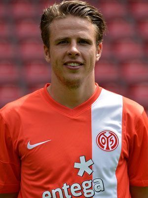 
                <strong>FSV Mainz 05 Heimtrikot</strong><br>
                Neu beim Heimtrikot des 1. FSV Mainz 05 ist der weiße Streifen entlang des Wappens. Ansonsten ist das Shirt recht schlicht und in den Vereinsfarben rot und weiß gehalten
              
