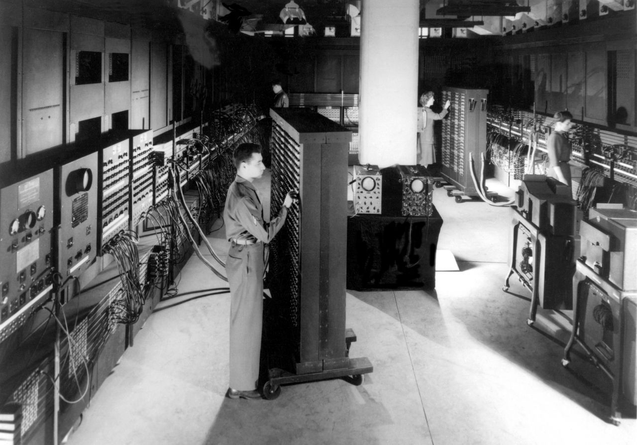 Ab 1942 berechnet er für das amerikanische Militär die Flugbahn von Raketen: ENIAC ist der erste elektronische Universalrechner. Seine Entwickler John Presper Eckert und John William Mauchly verzichteten übrigens noch auf ein Display.