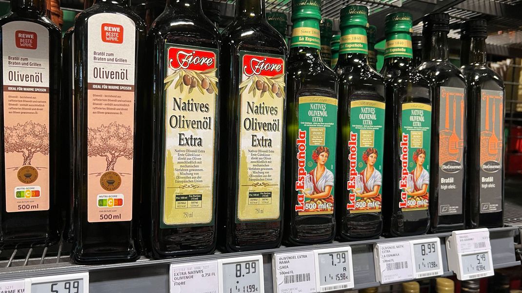 Trotz sinkender Inflationsrate steigen die Preise einiger Lebensmittel immer weiter an. Einen der stärksten Preisanstiege war beim Olivenöl zu beobachten.
