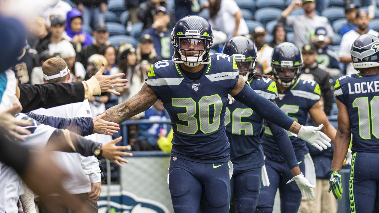 
                <strong>Verlierer: Bradley McDougald</strong><br>
                Mit Adams wechselt auch McDougald die Seiten - nur eben andersherum. Was rein sportlich eine Wonne ist. Der 2013 ungedraftet in die NFL gekommene Safety spielte drei Saisons für die "Hawks", nun wird er sein letztes Vertragsjahr bei den Jets verbringen. Das ist sportlich ein Abstieg. Zwar kann sich der Nachfolger von Kam Chancellor nun in New York mehr in den Vordergrund spielen, doch zunächst geht seine Luftveränderung im Zuge des Mega-Trades völlig unter. Alles spricht von Adams und den zwei künftigen Erstrunden-Picks, der 29-Jährige ist da nur reine Tauschmasse im Schatten des Stars.
              