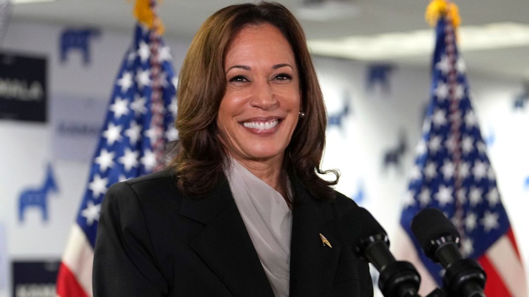 Vizepräsidentin Kamala Harris spricht in der Zentrale ihrer Kampagne.