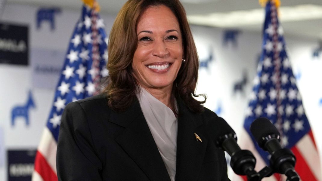 Vizepräsidentin Kamala Harris spricht in der Zentrale ihrer Kampagne und zeigt sich siegessicher. 