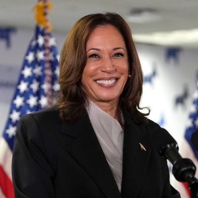 Vizepräsidentin Kamala Harris spricht in der Zentrale ihrer Kampagne und zeigt sich siegessicher. 