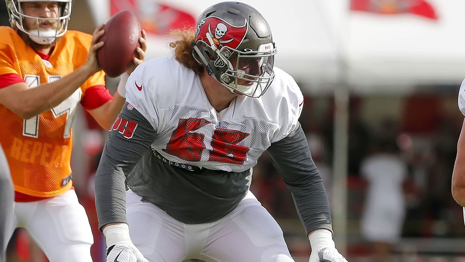 
                <strong>Ryan Jensen</strong><br>
                Ryan Jensen hat sich in der NFL-freien Zeit zum bestbezahlten Center der NFL verhandelt. Bei den Tampa Bay Buccaneers wird der 27-Jährige 42.000.000 Dollar in vier Jahren verdienen. Im Jahr verdient er durchschnittliche 10,5 Millionen Dollar, 22 Millionen Dollar sind garantiert.
              