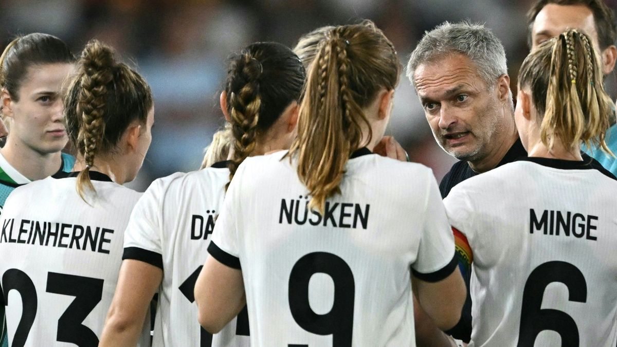 Bundestrainer Christian Wück schwört sein Team ein
