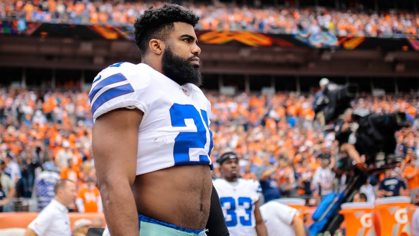 
                <strong>Denver Broncos – Ezekiel Elliott holen</strong><br>
                Die Denver Broncos sind auf der Running-Back-Position dünn besetzt. Auch weil das Comeback von Javonte Williams nach einer sehr komplizierten Verletzung noch in den Sternen steht. Für das richtige Geld wäre die Verpflichtung von Ezekiel Elliott durchaus sinnvoll.
              