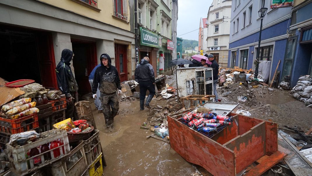 Polen, Klodzko (Glatz): Nach dem Hochwasser beginnen die Aufräumarbeiten.