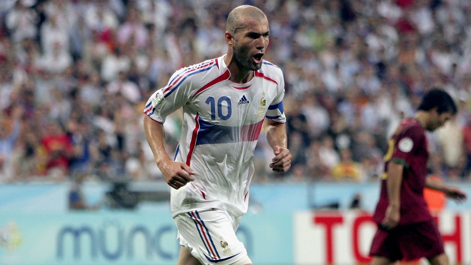 
                <strong>Zinedine Zidane</strong><br>
                Zusammen mit Ronaldo spielte er bei den "Galacticos" von Real Madrid, in den Nationalmannschaften waren sie allerdings Konkurrenten. Mit Frankreich wurde Zidane Welt- und Europameister. Unvergessen außerdem sein Volley im Champions-League-Finale 2002 gegen Bayer Leverkusen. 
              