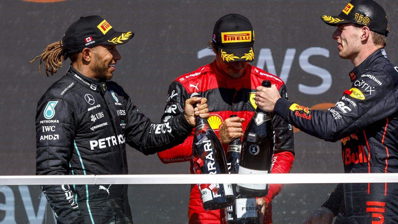 
                <strong>Grundlage wurde 2021 gelegt</strong><br>
                Die Grundlage für das Duell, das von maximalem Ehrgeiz, unbändigem Siegeswillen und starker Abneigung geprägt ist, wird endgültig 2021 gelegt. Denn da kämpfen die beiden Teams nach Jahren der Mercedes-Dominanz endlich auf Augenhöhe. Und das irre Duell zwischen Verstappen und Hamilton geht in die Formel-1-Geschichte ein, mit dem Finale als unglaublichem Höhepunkt der Saison.
              