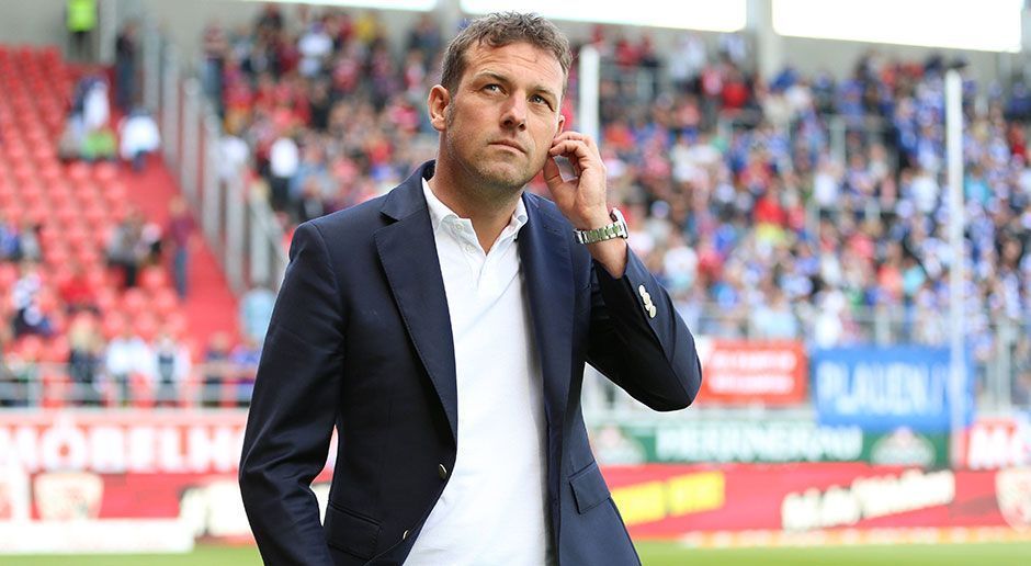 
                <strong>Markus Weinzierl (vereinslos)</strong><br>
                Als aussichtsreichster Kandidat auf den Trainerposten in Frankfurt wird laut "Bild" Markus Weinzierl gehandelt. Der 43-Jährige ist seit seiner Entlassung auf Schalke im vergangenen Sommer vereinslos. Sein Berater Jürgen Schwab soll sehr gut mit Eintracht-Sportvorstand Fredi Bobic befreundet sein. 
              